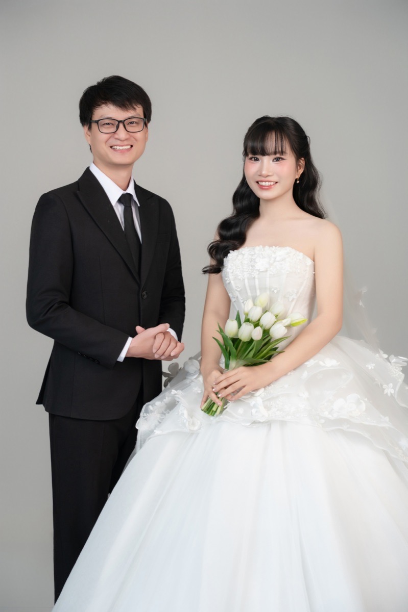 Nắm tay nhau trong studio