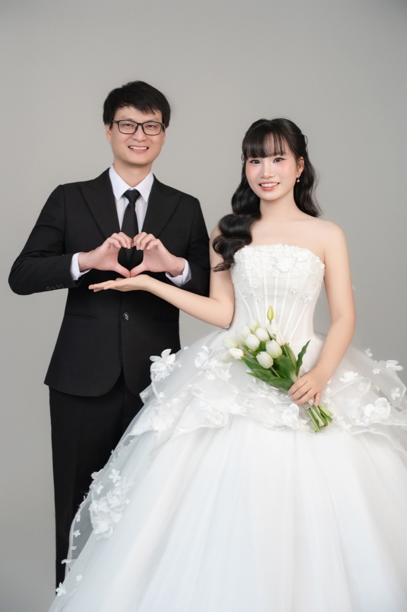 Trao nhau trái tim nhỏ trong studio