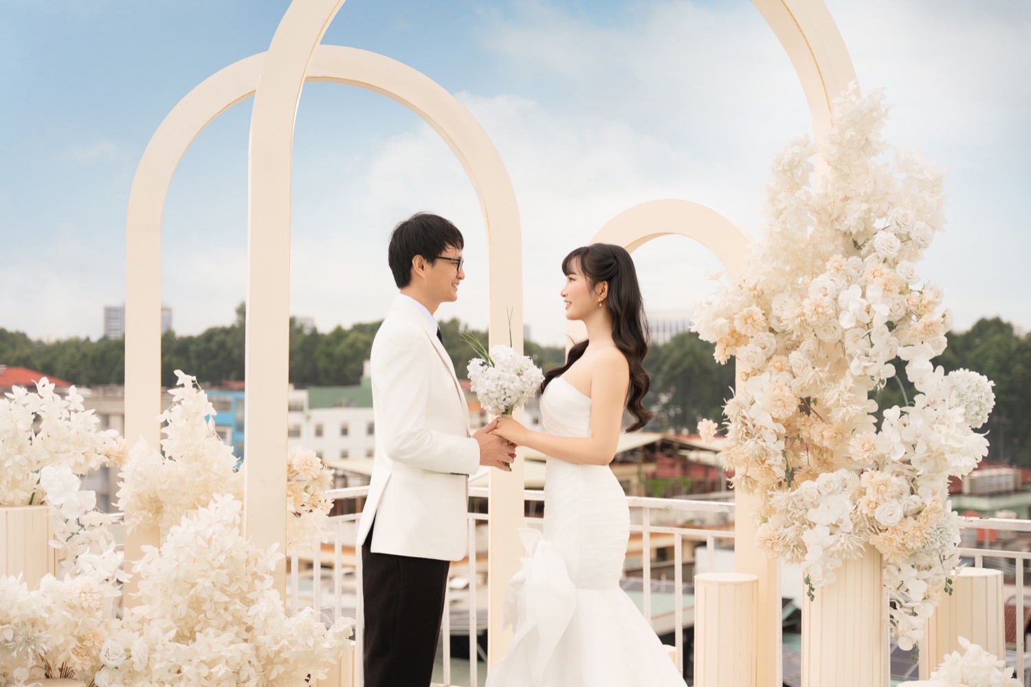 Nhìn nhau say đắm giữa vòm hoa sân thượng