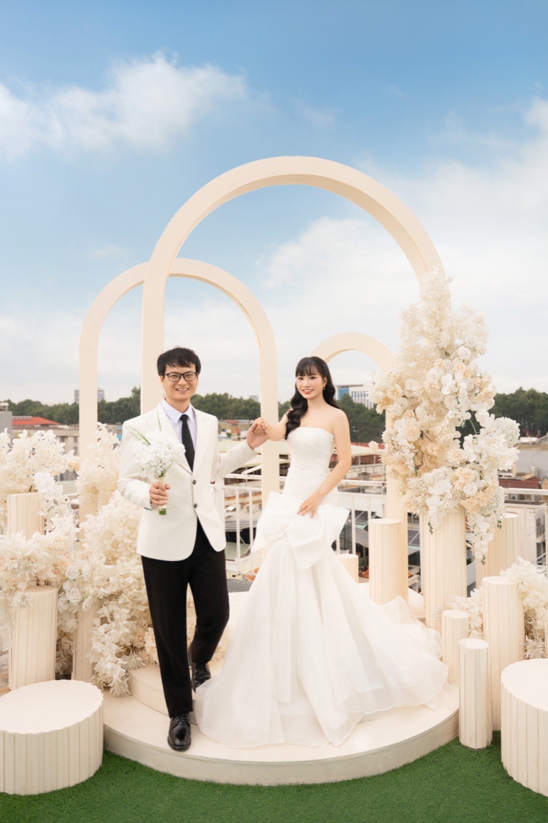 Sánh bước bên nhau dưới hàng vòm