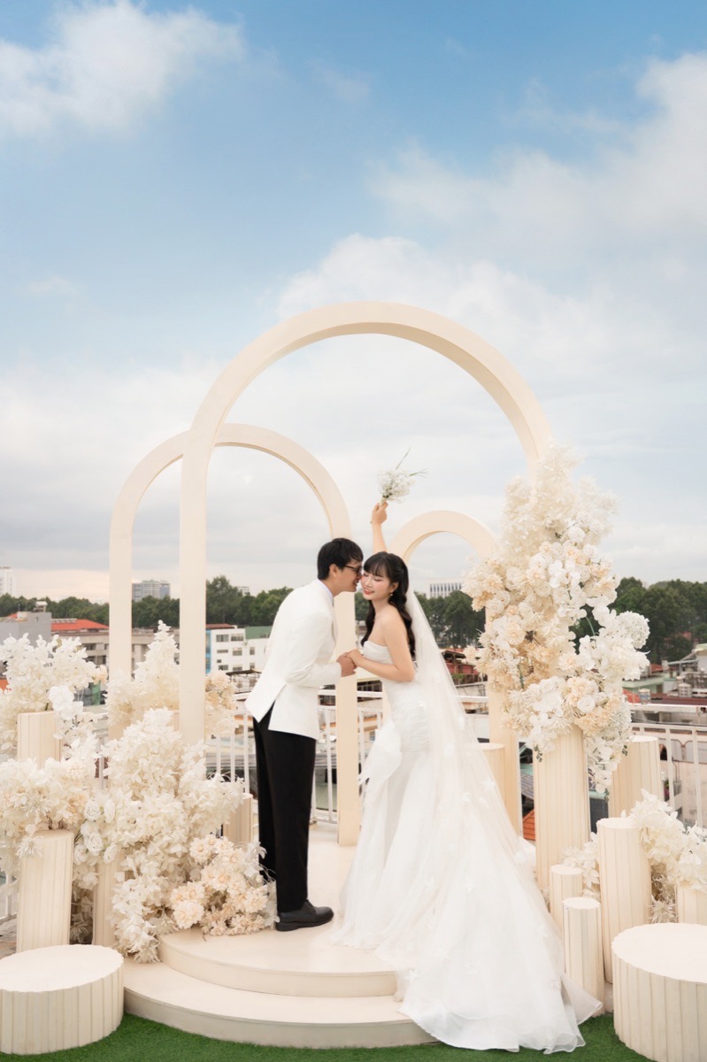 Nụ hôn lên trán dưới bầu trời