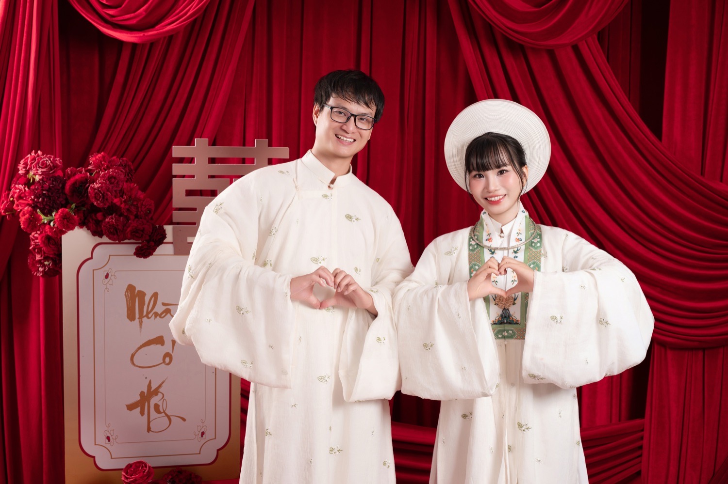 Trao trái tim trong tà áo dài bên rèm đỏ song hỷ